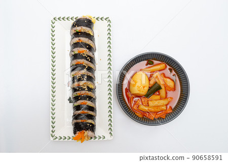 看起來很美味的紫菜包飯和炒年糕 90658591