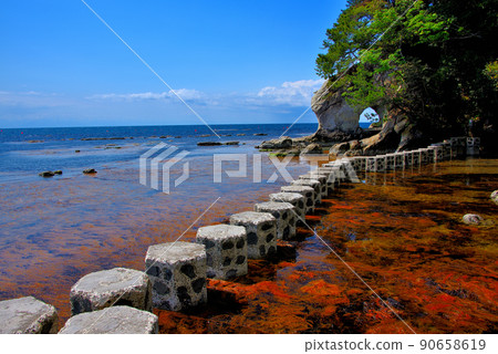 Noto, Tsukumo Bay, Noto Marine Fureai Center, stepping stone sidewalks installed in various places on the Iso no Kansatsuro, Noto Town, Ishikawa Prefecture Noto, Tsukumo Bay, Noto Marine Fureai Center, stepping stone sidewalks installed in various places on the Iso no Kansatsuro, Noto Town, Ishikawa Prefecture 90658619