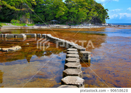 Noto, Tsukumo Bay, Noto Marine Fureai Center, stepping stone sidewalks installed in various places on the Iso no Kansatsuro, Noto Town, Ishikawa Prefecture Noto, Tsukumo Bay, Noto Marine Fureai Center, stepping stone sidewalks installed in various places on the Iso no Kansatsuro, Noto Town, Ishikawa Prefecture 90658628