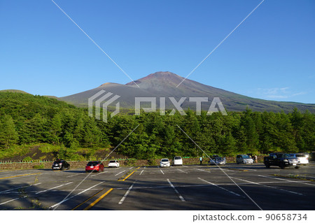 富士山御殿場出口 透過停車場看到的富士山 富士山御殿場出口 透過停車場看到的富士山 90658734