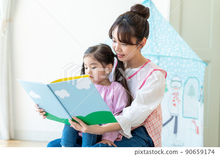 幼兒園老師和孩子們閱讀繪本 90659174