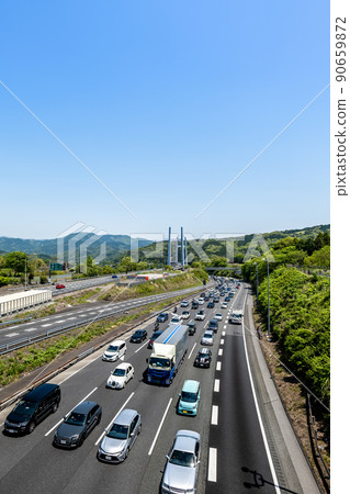 黃金周擁堵的東名高速公路足柄SA附近的下行線 黃金周擁堵的東名高速公路足柄SA附近的下行線 90659872