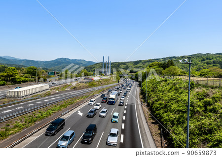 黃金周擁堵的東名高速公路足柄SA附近的下行線 黃金周擁堵的東名高速公路足柄SA附近的下行線 90659873