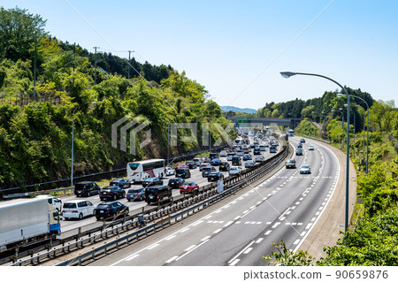 黃金周擁堵的東名高速公路足柄SA附近的下行線 90659876