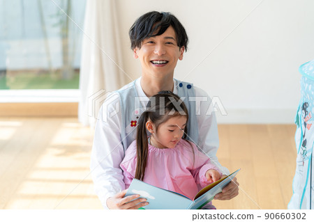 Nursery teachers and children reading picture books 90660302