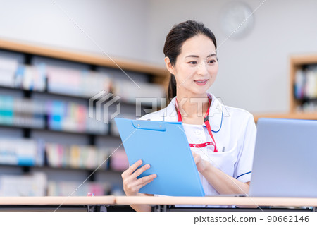 Nurse entering data Photographing cooperation: Japanese language school attached to Chuo Institute of Technology 90662146