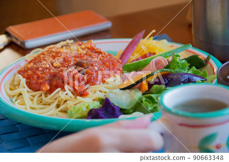 spaghetti with meat sauce 90663348