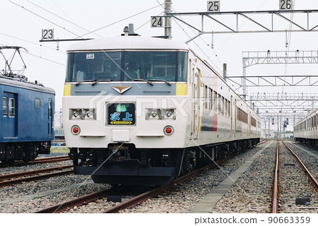 185 series 200 series that stops at the depot (express water display) 90663359