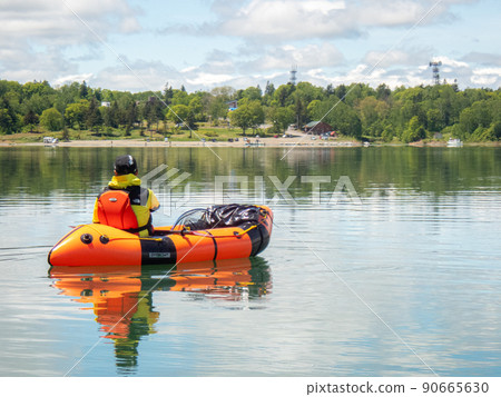 一個人在包筏湖上釣魚 90665630