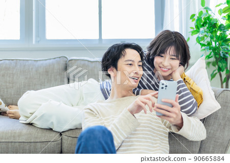 一對夫婦在沙發上放鬆 90665884