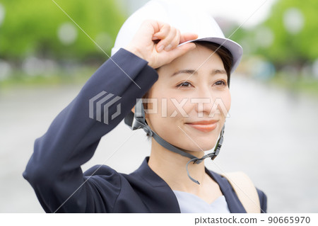 戴頭盔的女人 90665970
