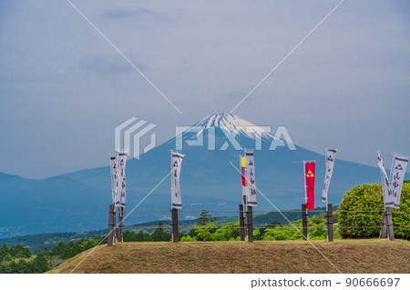 (靜岡縣)山中城跡公園,背後有美麗的新鮮綠色富士山 (靜岡縣)山中城跡公園,背後有美麗的新鮮綠色富士山 90666697