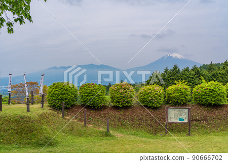 (靜岡縣)山中城跡公園,背後有美麗的新鮮綠色富士山 (靜岡縣)山中城跡公園,背後有美麗的新鮮綠色富士山 90666702