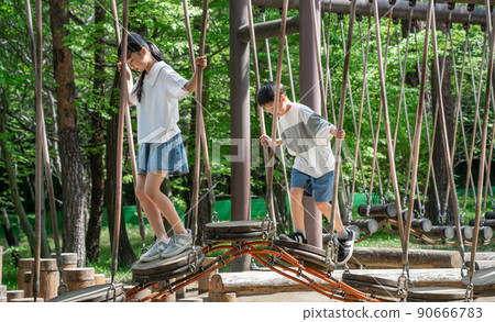 亞洲小學生在暑假期間打運動 亞洲小學生在暑假期間打運動 90666783