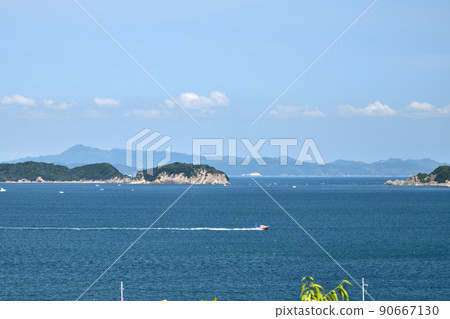 View of Tomogashima (left) and Jinoshima (right) from Ajigamine En no Gyōjado [Wakayama City, Wakayama Prefecture] 90667130