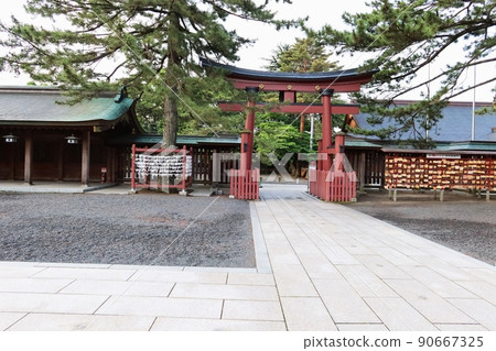日本的神社和寺廟：福井縣敦賀市慶比神宮神社轄區入口處的紅色鳥居門區。 90667325