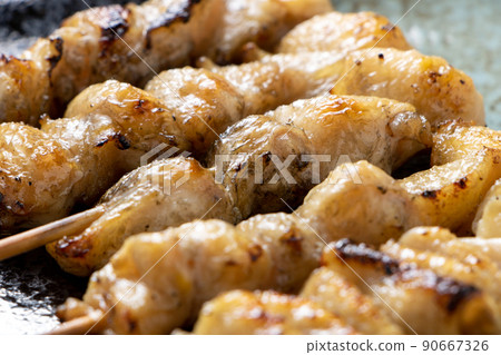 各種各樣的烤雞肉串（鹽燒），重點放在Bonji串上。 90667326