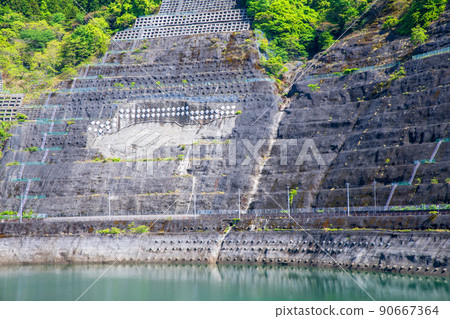 坡 有馬大壩 Naguri湖 湖畔 春天 清新的綠色風景 坡 有馬大壩 Naguri湖 湖畔 春天 清新的綠色風景 90667364
