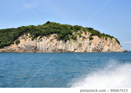 View of Torashima (Tomogashima) from Tomogashima Kisen (inside Seto) [Wakayama City, Wakayama Prefecture] 90667425