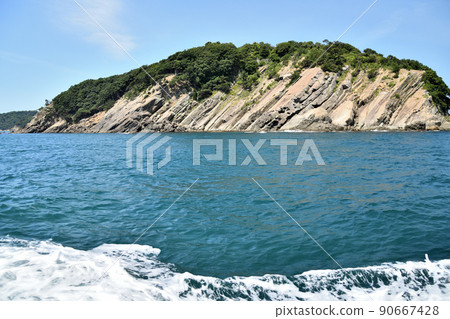 View of Torashima (Tomogashima) from Tomogashima Kisen (inside Seto) [Wakayama City, Wakayama Prefecture] 90667428
