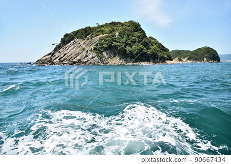 View of Torashima (Tomogashima) from Tomogashima Kisen (inside Seto) [Wakayama City, Wakayama Prefecture] 90667434
