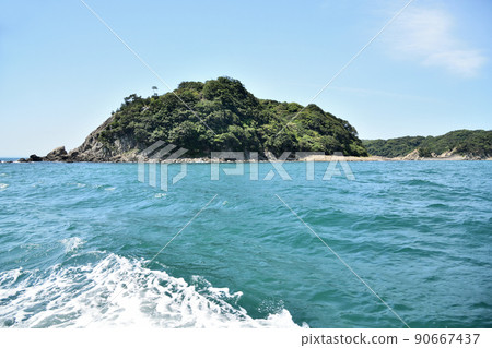 View of Torashima (Tomogashima) from Tomogashima Kisen (inside Seto) [Wakayama City, Wakayama Prefecture] 90667437