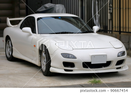 一輛白色跑車在停車場的形象 90667454