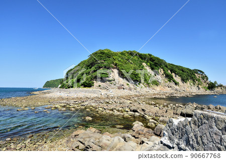 View of Tora Island from Yugashima (Okinoshima) [Wakayama City, Wakayama Prefecture] 90667768