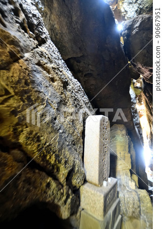 Preface Cave (Katsuragi Shuken No. 1 Sutra Mound) [Tomogashima] [Wakayama City, Wakayama Prefecture] 90667951