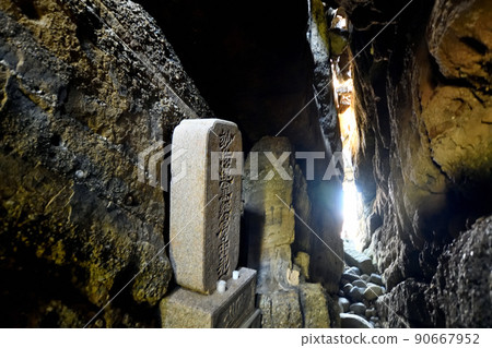 Preface Cave (Katsuragi Shuken No. 1 Sutra Mound) [Tomogashima] [Wakayama City, Wakayama Prefecture] 90667952