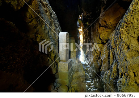 序洞窟(葛城修憲第1經塚)【友島】【和歌山縣和歌山市】 序洞窟(葛城修憲第1經塚)【友島】【和歌山縣和歌山市】 90667953
