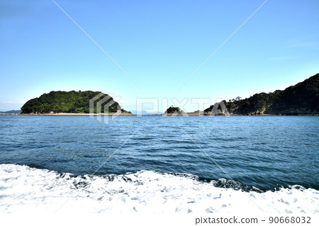 從友島汽船遠眺虎島（左）和沖之島（右）[和歌山縣和歌山市] 90668032