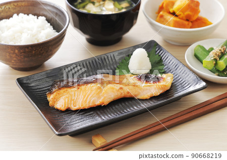 烤銀鮭魚和各種配菜早餐 烤銀鮭魚和各種配菜早餐 90668219