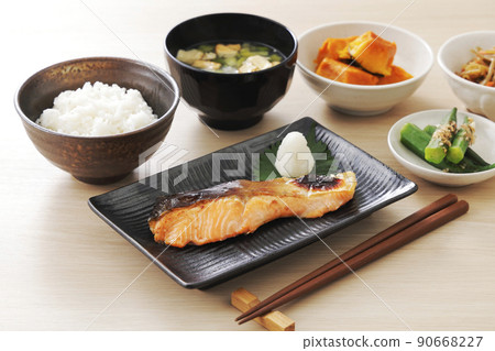 烤銀鮭魚和各種配菜早餐 烤銀鮭魚和各種配菜早餐 90668227