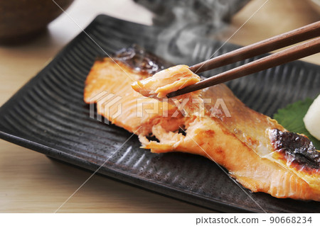 Breakfast of grilled coho salmon and various side dishes 90668234