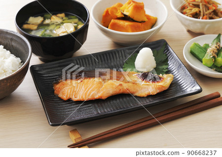 Breakfast of grilled coho salmon and various side dishes 90668237