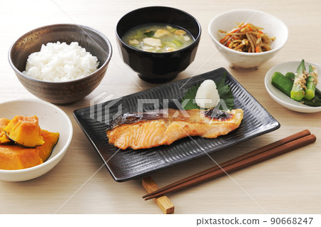 Breakfast of grilled coho salmon and various side dishes 90668247