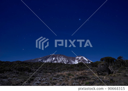 月光照亮的乞力馬扎羅山,基博米(Machame Route,席勒洞穴露營地) 月光照亮的乞力馬扎羅山,基博米(Machame Route,席勒洞穴露營地) 90668315