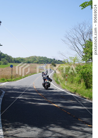 橫穿三部山草原的道路景觀 90669014