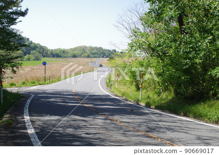 A view of the road that crosses the Mt. Sanbe steppe 90669017