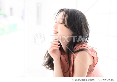 A woman smiling in profile 90669630