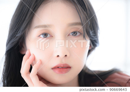 Also for the main visual! Beautiful woman looking straight ahead Also for the main visual! Beautiful woman looking straight ahead 90669643