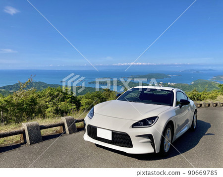 Sea, sky and sports car 90669785