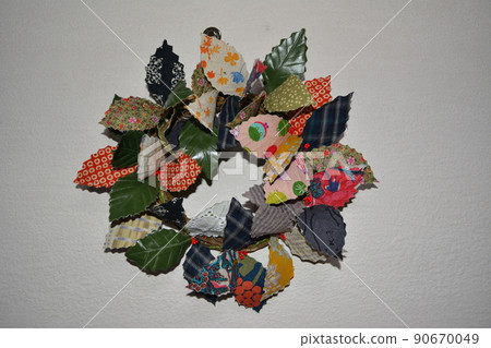 Making a wall hanging ring from the leaves of handicraft holly 90670049