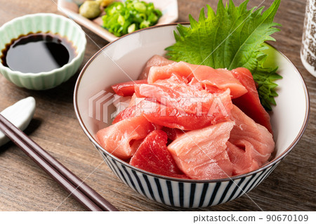 Cut-off bowl of tuna Cut-off bowl of tuna 90670109