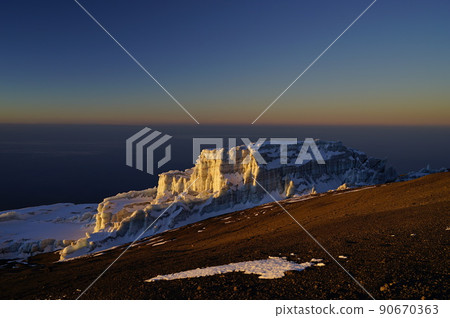 乞力馬扎羅山峰頂，晨光下的雷布曼冰川（Machame路線） 90670363