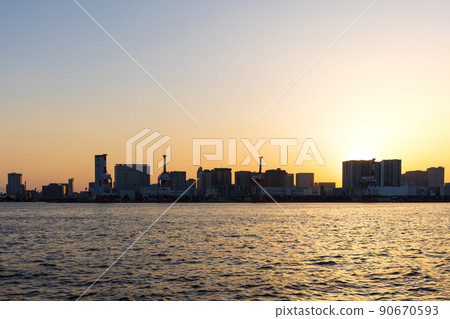 Sunset in Tokyo Bay seen from Odaiba, Tokyo Sunset in Tokyo Bay seen from Odaiba, Tokyo 90670593
