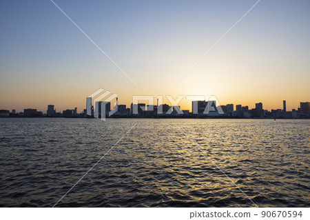 從東京台場看東京灣的日落 從東京台場看東京灣的日落 90670594