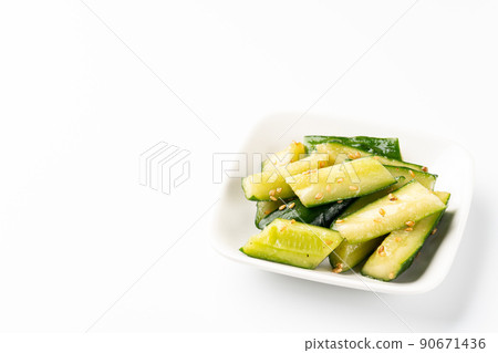 Tataki cucumber with salt and pepper 90671436