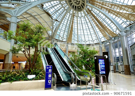 關西國際機場航空廣場2樓玻璃穹頂下的電梯 90671591